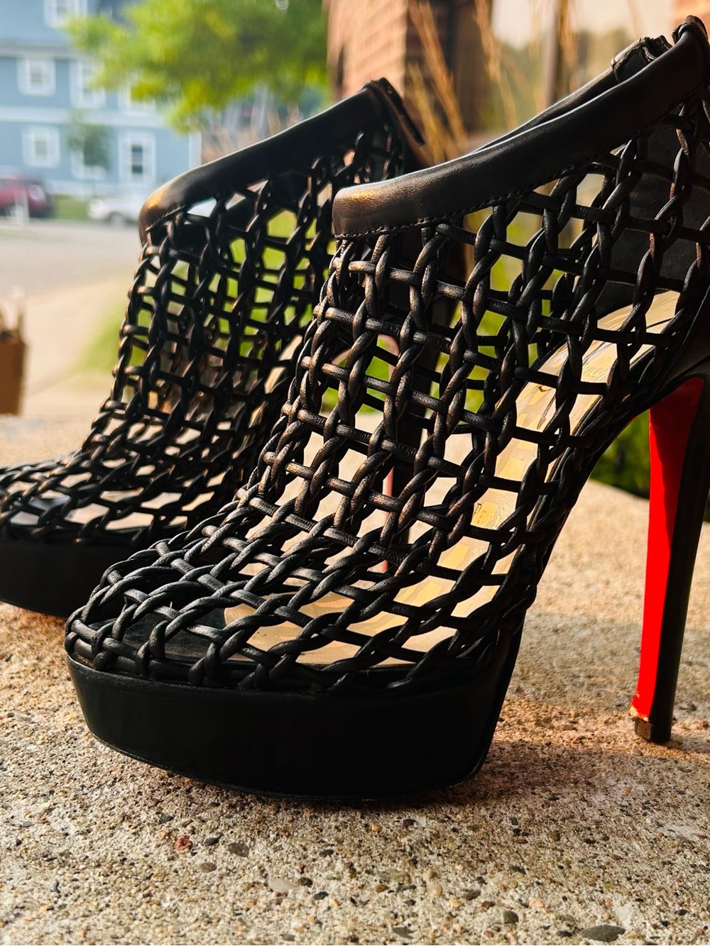 “RED BOTTOMS”. Christian Louboutin. Black woven cage peep toe heels - Picture 6 of 8